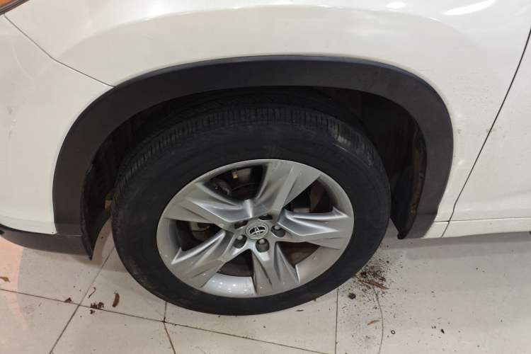 Used Toyota Highlander 2015 2.0T Four-Wheel Drive Luxury Edition 7-Seater Left Front Wheel Hub