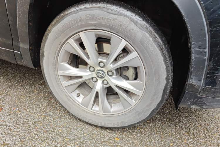 Used Toyota Highlander 2018 2.0T Two-Wheel Drive Elite Version 5 Seats China VI Standard Right Front Wheel Hub