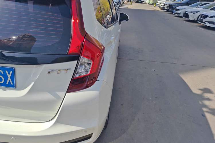 Used Honda Fit 2018 1.5L CVT Comfort Sunroof Version Exterior 3