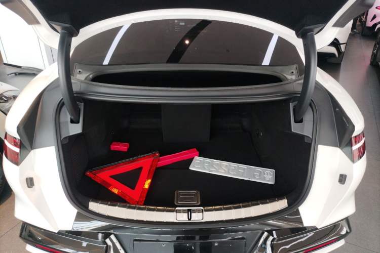 Used Denza Z9 2024 1100 km All-Wheel-Drive Ultra Version
