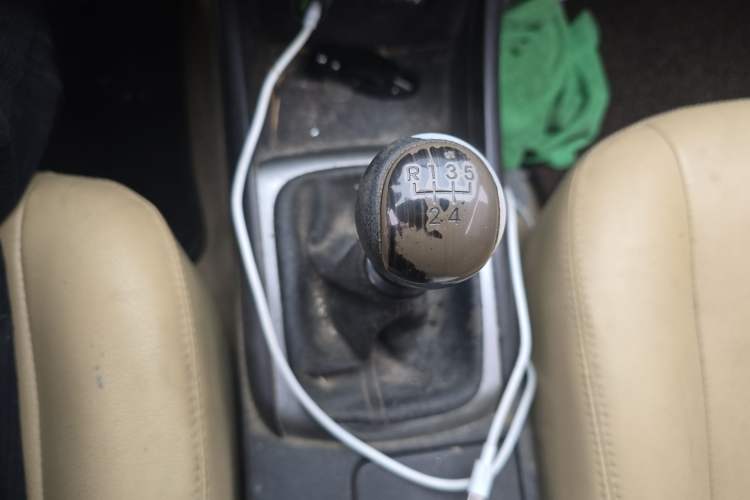 Used Hyundai Celesta 2011 1.6L Manual Comfort Edition Gear Lever