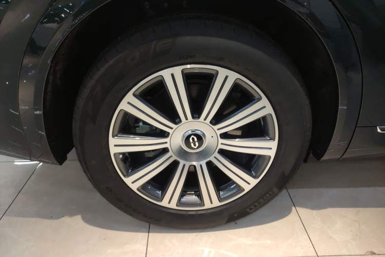 Used Hima AITO M8 2025 Extended-Range Ultra Version 53.4 kWh 6-Seater Edition Exterior 5