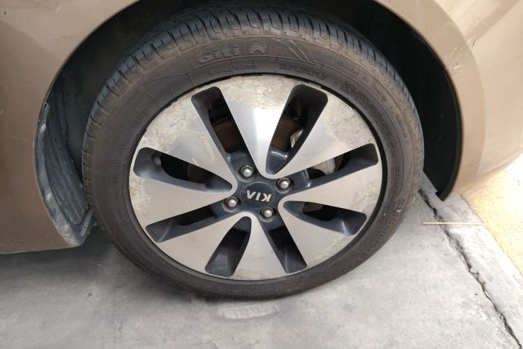 Used Kia K2 2012 Sedan 1.6L Automatic Transmission Premium Commemorative Edition Right Front Wheel Hub