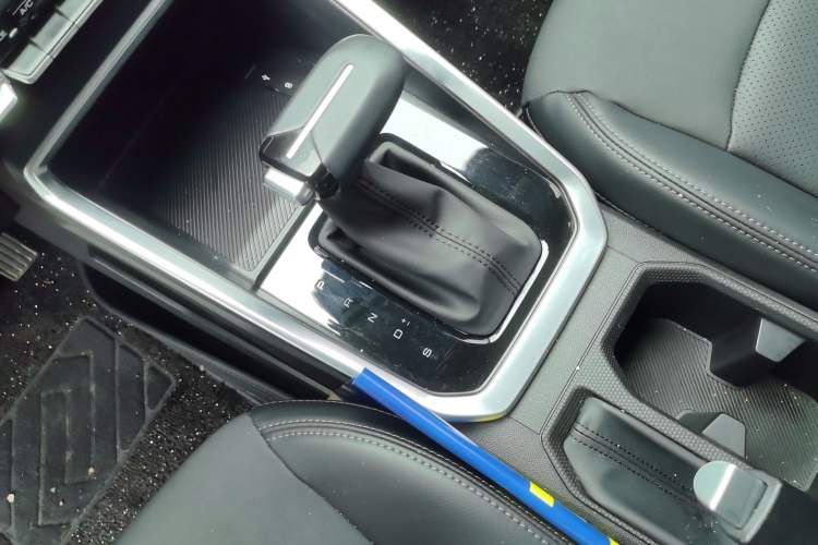 Used Wuling Alvez 2022 1.5L CVT Comfort Edition Gear Lever