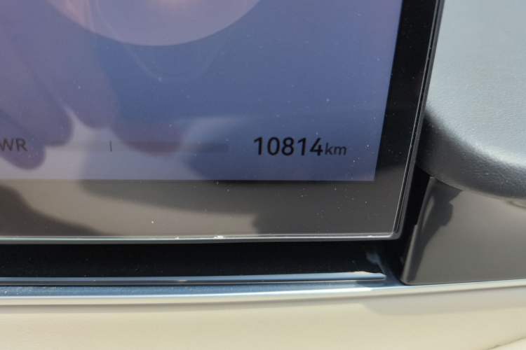 Used Hima Luxeed R7 2025 Range-Extended Version 251 km Max Odometer Close Up