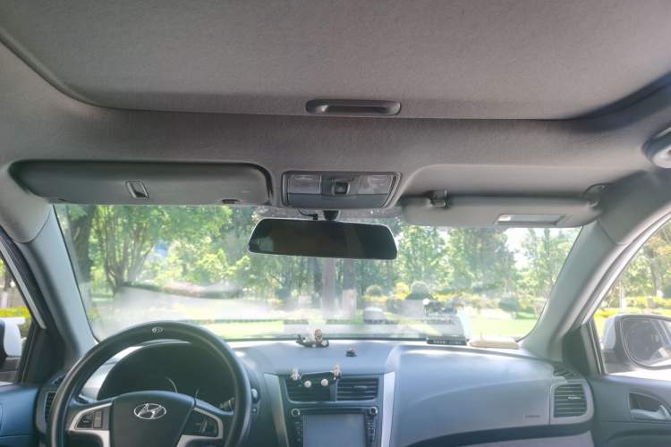 Used Hyundai Verna (older generation) 2011 Hatchback 1.4L Automatic Fashion GT Headliner