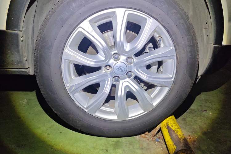 Used Land Rover Range Evoque 2016 2.0T PURE Style Edition Right Front Wheel Hub