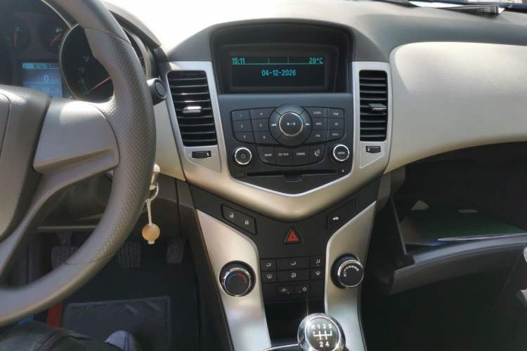 Used Chevrolet Cruze 2015 1.5L Classic SL MT Audio And AC Panel