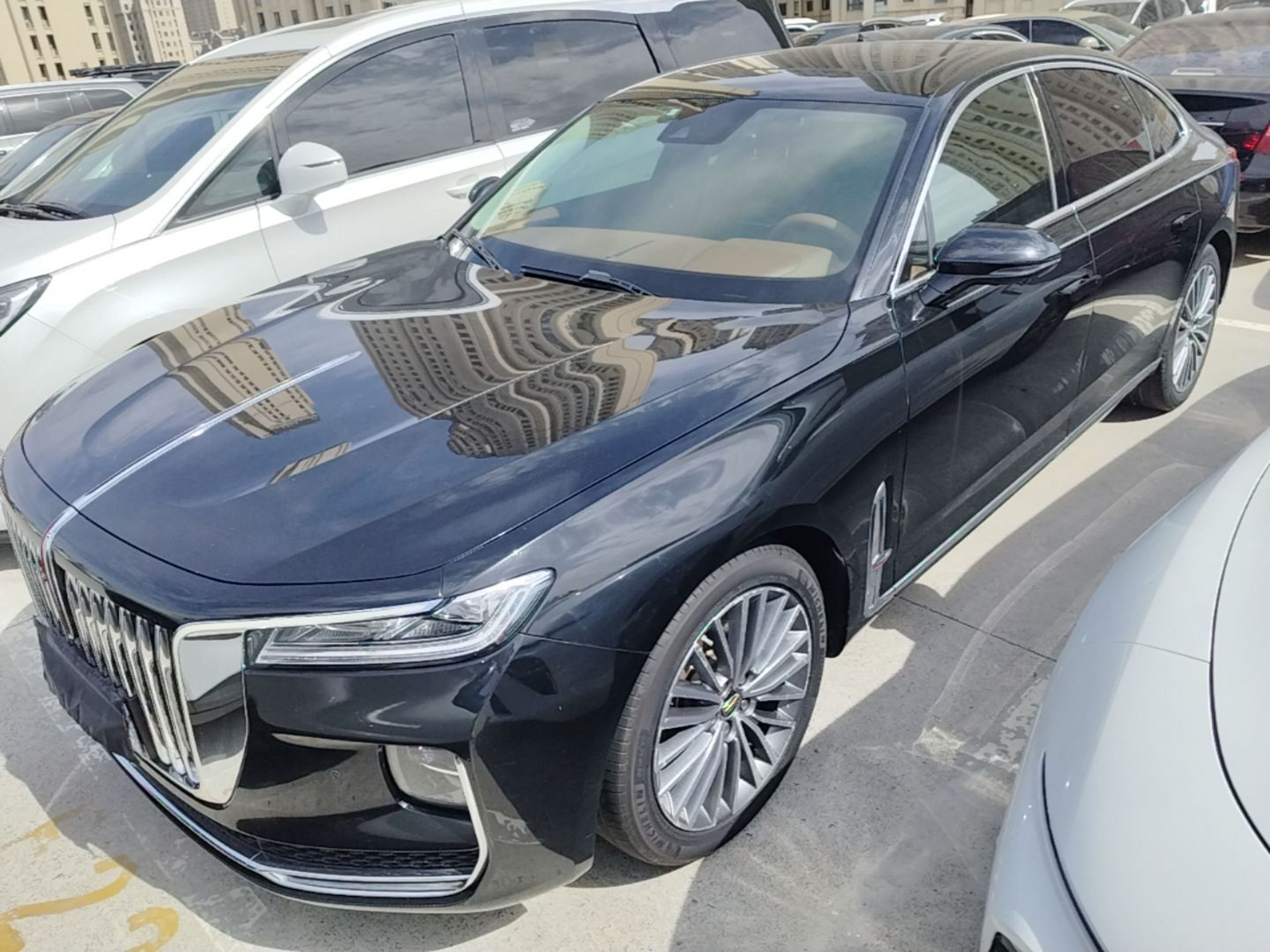 Под передней частью автомобиля