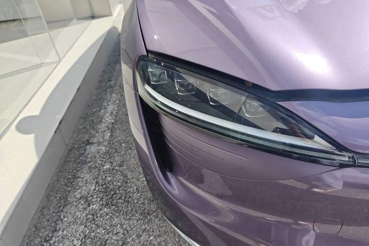 Used Hima Luxeed R7 2024 All-Electric 736 km Ultra Right Front Headlight