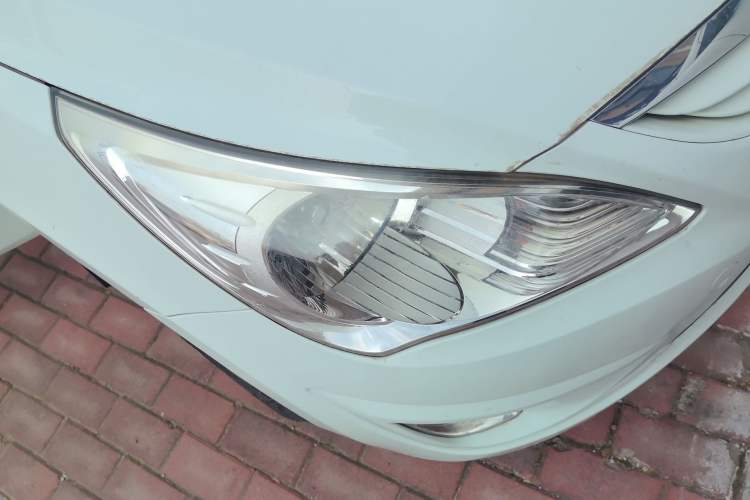 Used Hyundai Verna (older generation) 2010 Sedan 1.4L Manual Luxury GLS Trim Right Front Headlight