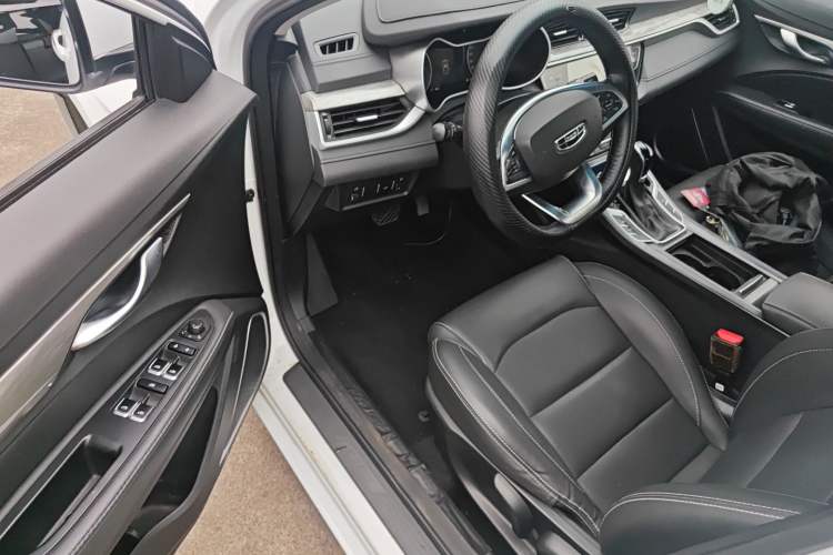 Used Geely Auto Emgrand 2019 Leading Edition 1.5L CVT Luxury Model China V Standard Driver Seat