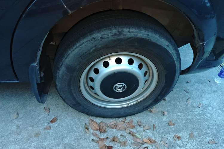 Used Dongfeng Yufeng 2018 2.5T Logistics Vehicle A100 Short Wheelbase Mid-Roof 5-9 Seater China V Standard ZD25