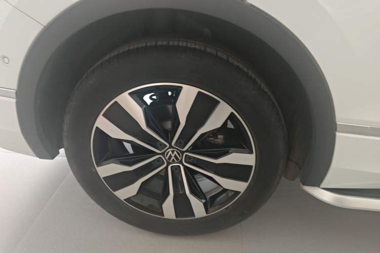 Used Volkswagen Tiguan L 2024 Outstanding Model 330TSI Automatic Two-Wheel Drive R-Line Dragon Glory Edition