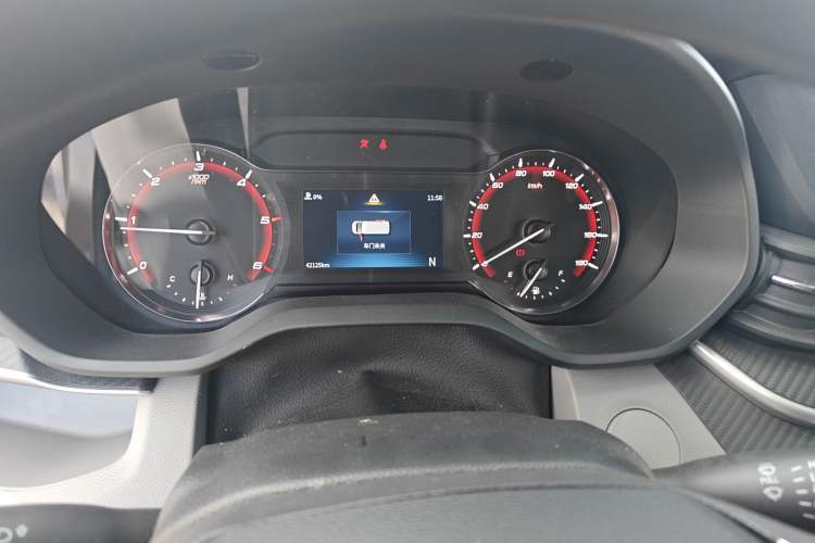 Used SAIC MAXUS Xintu V90 2022 2.0T AMT Yunjie Front-Wheel-Drive Short Wheelbase Mid-Roof Design with Single Rear Tire and 6 Seats