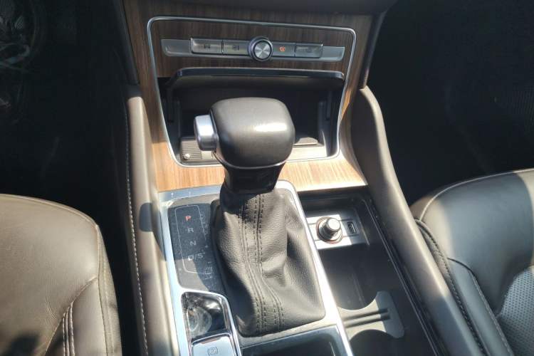 Used Roewe RX8 2019 30T Smart Connectivity Two-Wheel Drive Supreme Flagship Edition Gear Lever