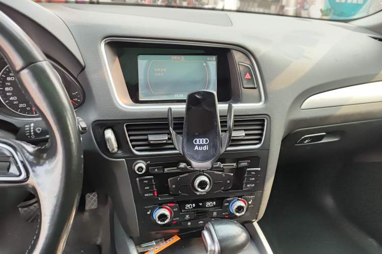 Used Audi Q5 2015 40 TFSI Technology Edition Audio And AC Panel