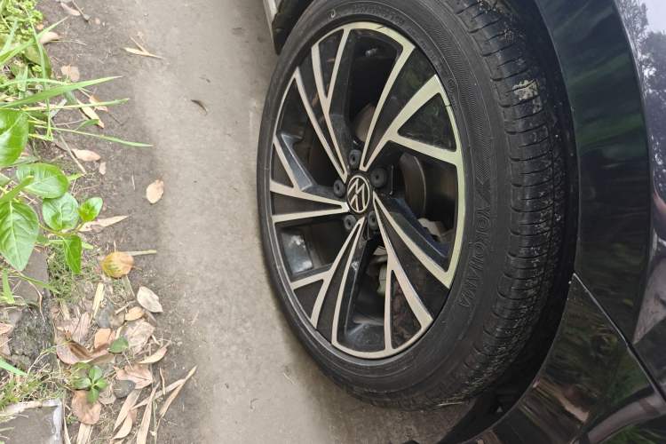 Used Volkswagen Magotan 2020 330TSI DSG Luxury Edition Right Front Wheel Hub