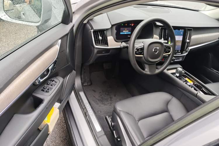 Used Volvo V90 2023 Cross Country B5 AWD Smart Range Edition
