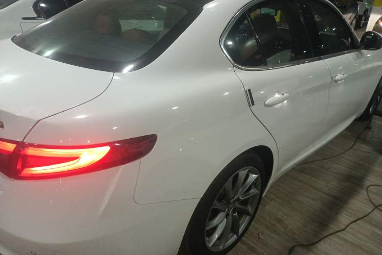 Used Alfa Romeo Giulia 2017 2.0T 200HP Luxury Edition
