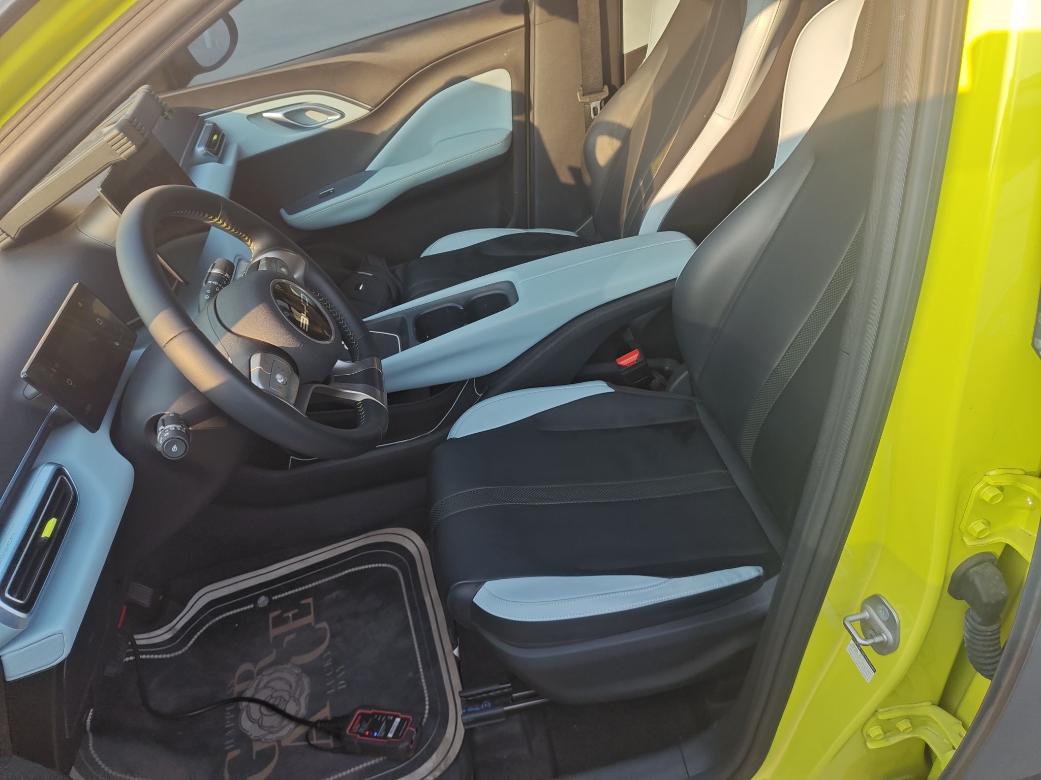 المقاعد الأمامية داخل السيارة