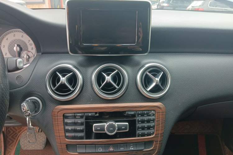 Used Mercedes-Benz A-Class 2013 A 200 Urban Edition Audio And AC Panel