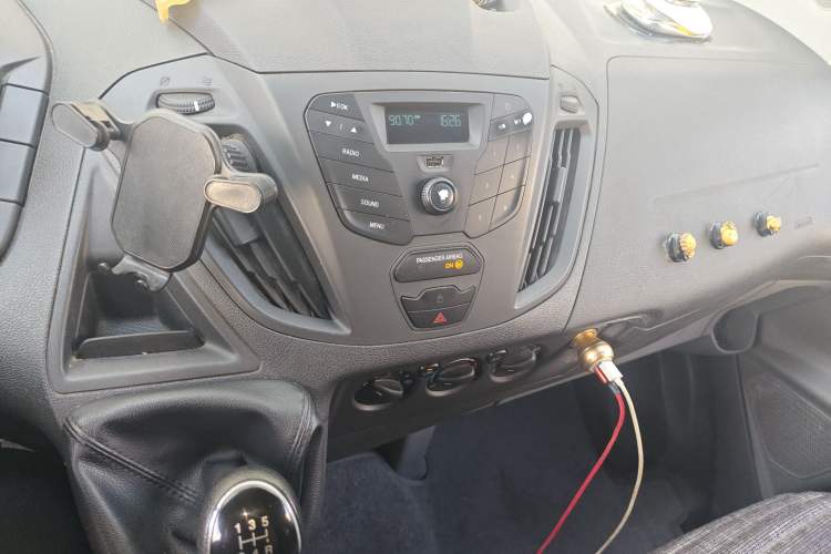 Used Ford Transit 2020 2.0T Diesel Multi-Function Commercial Vehicle Mid-Chassis Low-Roof Design with Dual Rear Doors Meeting China VI Emission Standards
