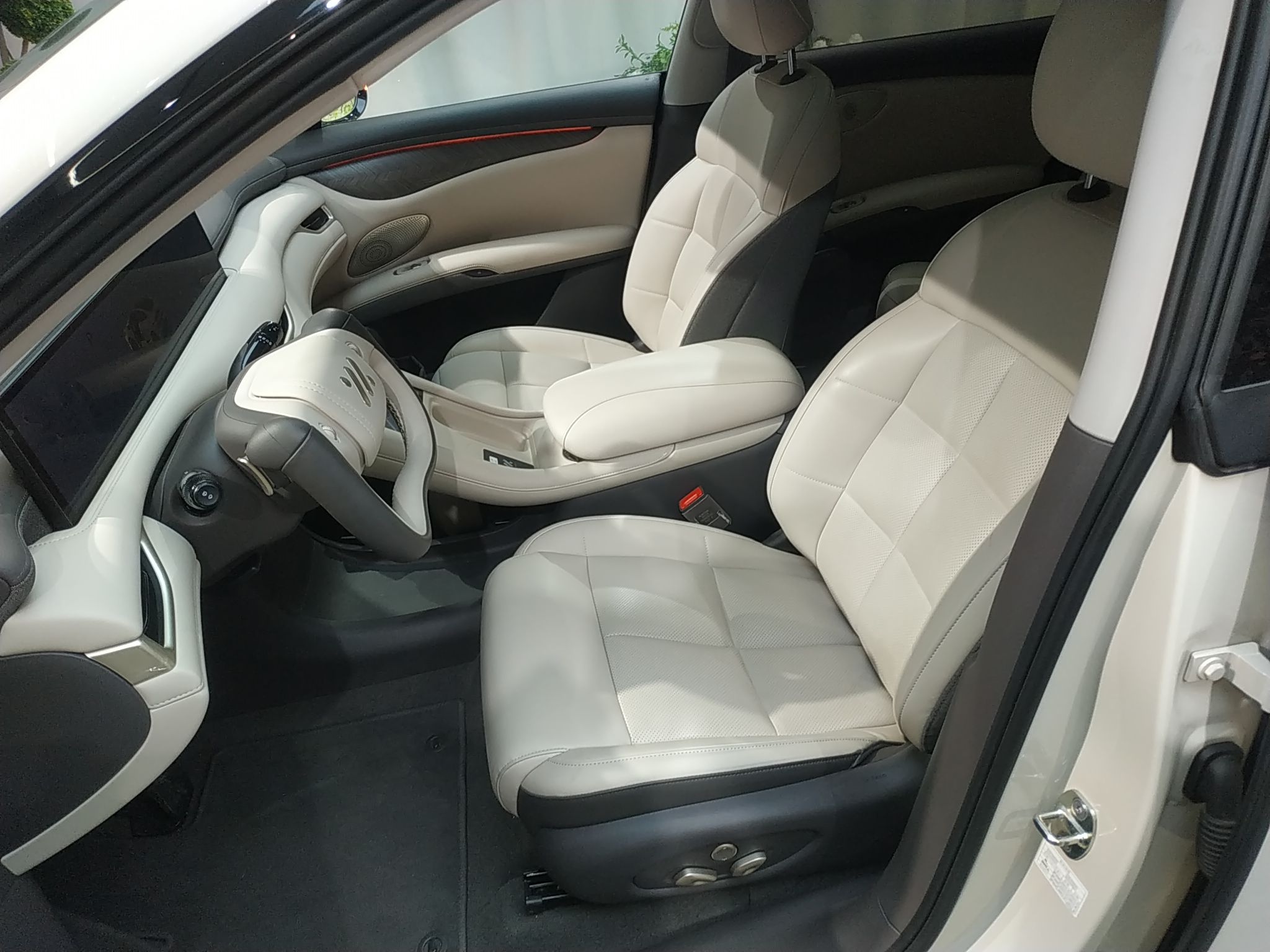 المقاعد الأمامية داخل السيارة