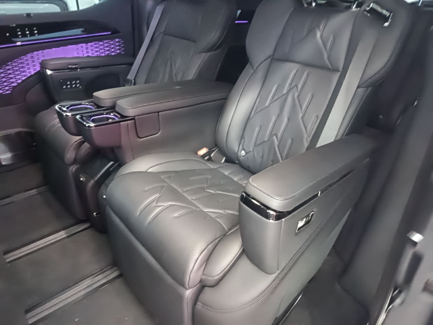Zeekr 009 2024 Six-Seat Executive Version 4WD 108 kWh — снимка 20