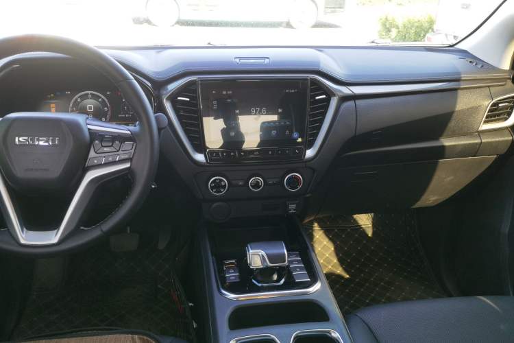 Used Isuzu D-MAX 2023 2.5T Automatic Two-Wheel Drive Diesel Navigation Edition Long Wheelbase