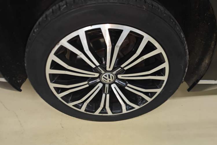 Used Volkswagen Phideon 2018 Revised Version 380TSI Two-Wheel Drive Business Edition Right Rear Wheel Hub