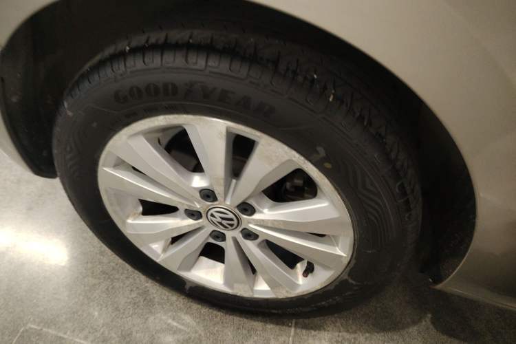 Used Volkswagen Golf Sportsvan 2016 230TSI Automatic Trend Edition Right Rear Wheel Hub