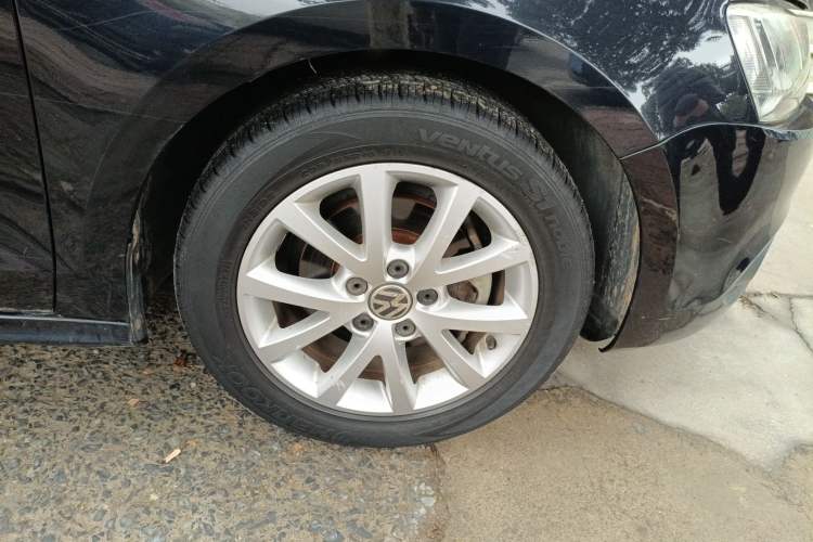 Used Volkswagen Sagitar 2012 1.6L Manual Comfort Model Right Front Wheel Hub