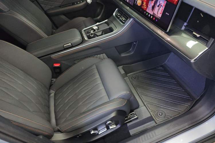 Used NETA L 2024 Extended-Range 310 Flash-Charge Red Edition
