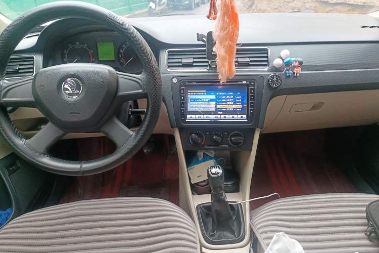 Used Skoda Rapid 2015 1.6L Manual Smart Selection Model Center Console