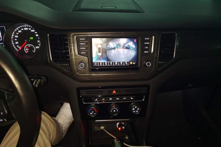 Used Volkswagen Golf Sportsvan 2016 230TSI Automatic Luxury Version Audio And AC Panel