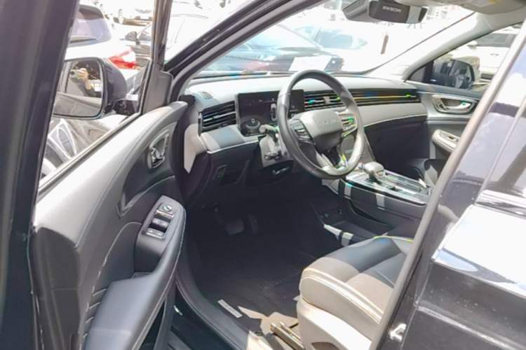 Used Roewe RX5 2023 PLUS 330TGI Automatic Trendsetting Smart Edition
