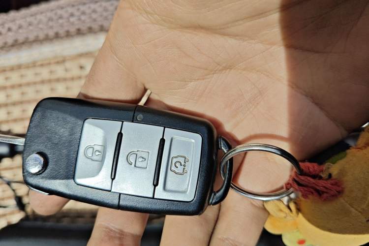 Used FORTHING Joyear X5 2013 1.6L Manual Luxury Model China IV Standard
