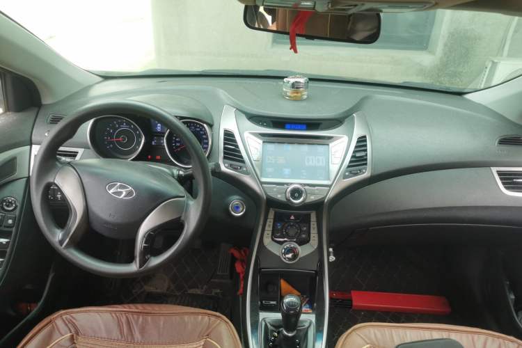 Used Hyundai Elantra (5th Generation / Langdong) 2012 1.6L Manual Leading Model Center Console