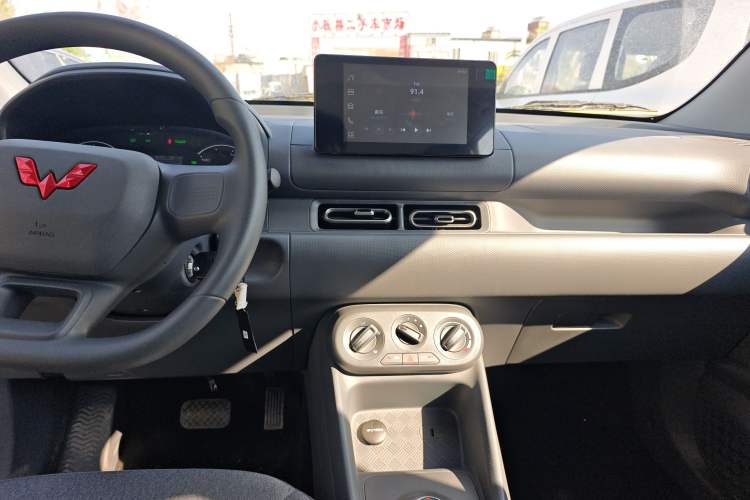 Used Wuling Hongguang New Energy 2025 Extended-Range Hybrid 50KM Comfort Version Audio And AC Panel