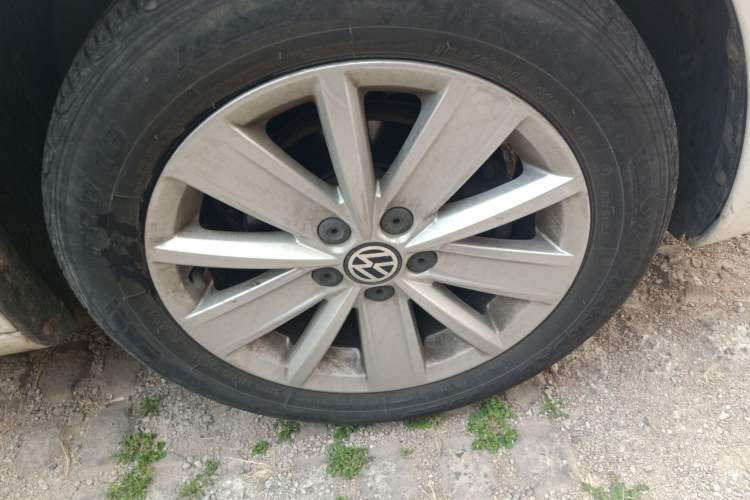 Used Volkswagen Jetta 2015 Value Edition 1.6L Automatic Comfort Version Right Front Wheel Hub