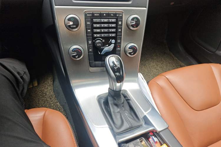 Used Volvo S60 2016 S60L T4 Zhiyuan Edition Gear Lever