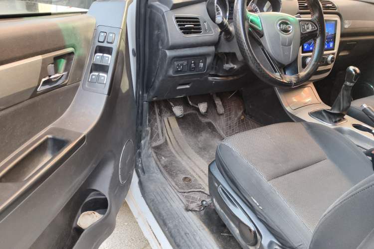 Used JAC T6 2016 2.8T Diesel Creator Edition Comfort Long-Wheelbase HFC4DA1-2C
