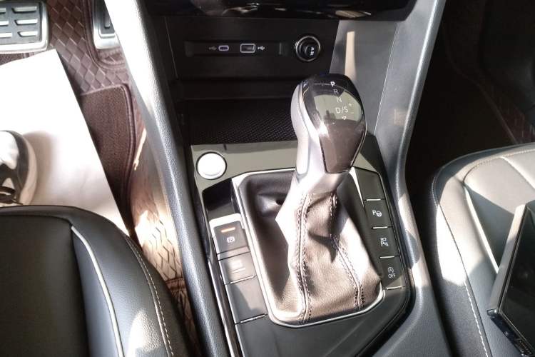 Used Volkswagen Tiguan L 2025 Model Outstanding Version 330TSI Automatic Two-Wheel Drive R-Line Longyao Edition