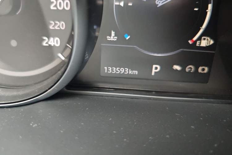 Used Land Rover Discovery 2017 3.0 SC V6 SE Odometer Close Up