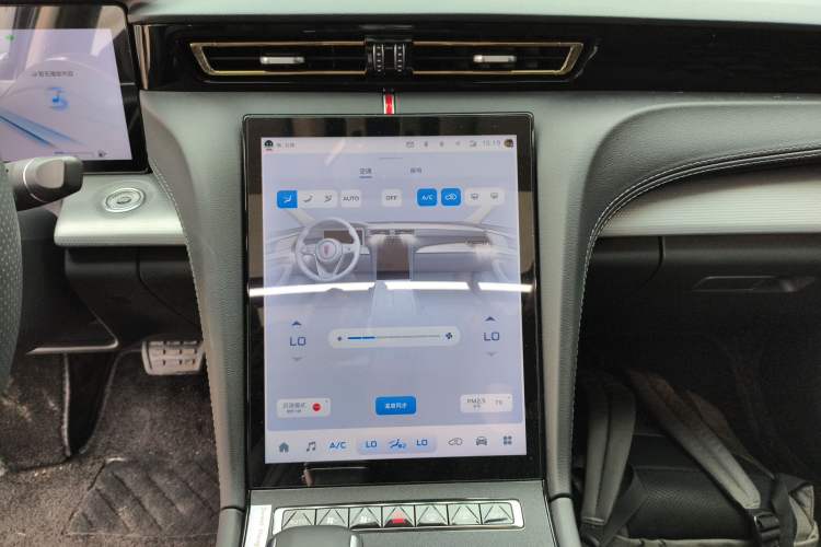 Used Hongqi H5 2023 2.0T Automatic Smart Connect Flagship Edition Audio And AC Panel