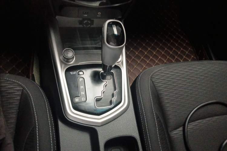 Used SsangYong Tivolan 2015 1.6L Automatic Two-Wheel Drive Zhi Chun Edition
