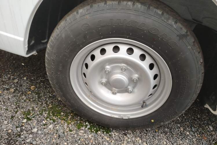 Used Wuling Yangguang 2024 300KM Comfort Version Passenger Van 75kW