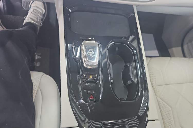 Used Volvo EM90 2025 Ultra Six-Seater Gear Lever