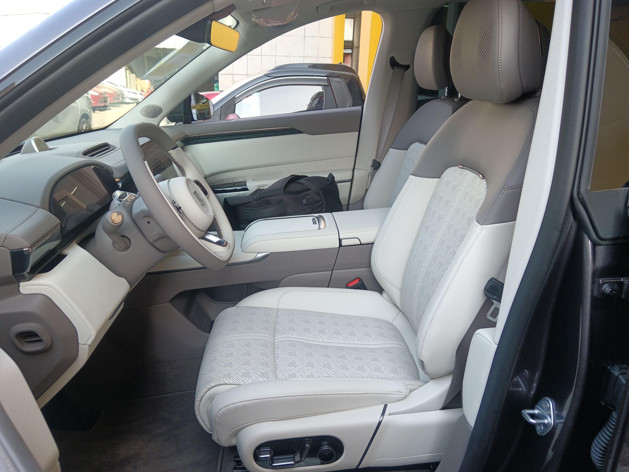 المقاعد الأمامية داخل السيارة